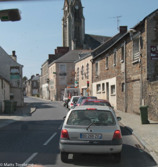 Vi passerar genom ett helt oräkneligt antal  små byar och rondeller