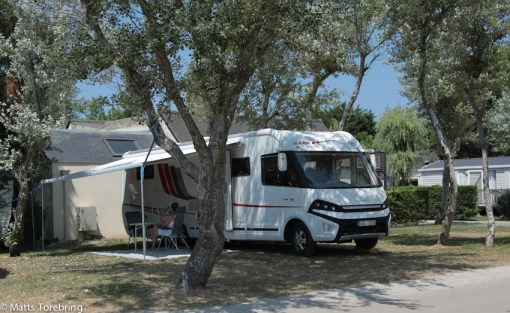 Denna gången parkerar vi efter kompassen på en stor och bra tomt