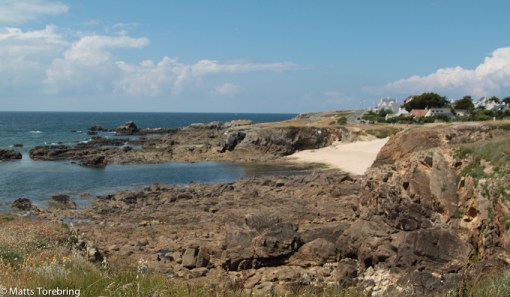 Kusten är bergig och stenig