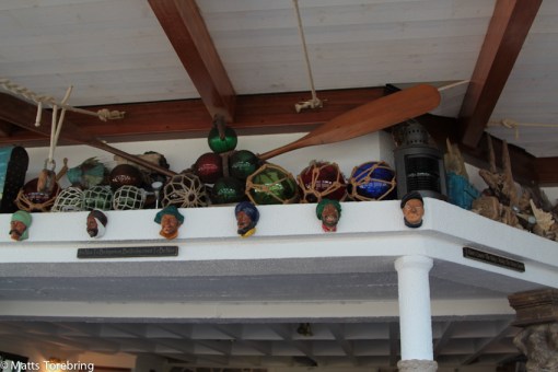 Väggar och tak är fulla av gamla och nya fiskreskap och dekorationer