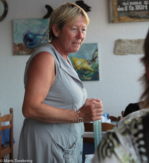 En helt underbar Madame visar oss hur vi skall äta med nålar och gafflar.