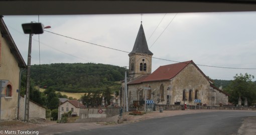 Plötsligt verkar det bo folk här ute i skogen