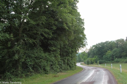 Här bakom kröken kom vi ut ur skogen igår