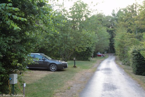 Alla tomter är inramade av buskar och planteringar