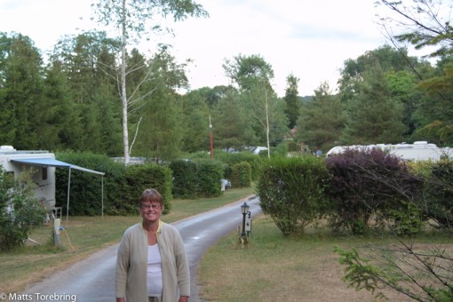 Birgitta poserar på vår gata och vi gillar denna campingen