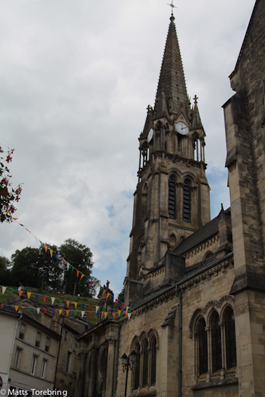 En stor och mäktig kyrka men omöjlig att fota bland husen