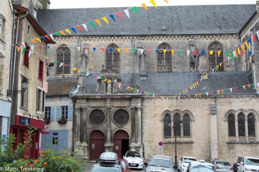 En märklig tillbyggnad i trä till vänster i bild