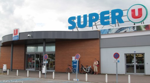 Vid infarten hittade vi Super U och kylskåpet är fullt av mat igen för hemresan
