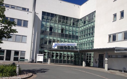 I eftermiddag hämtade jag Birgitta här vid entrén på baksidan