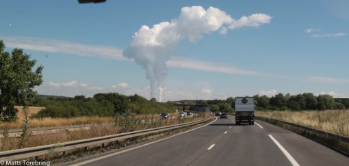 Vi passerar ett stort kärnkraftverk och rökpelarna bildar ett stort moln.