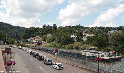 Det kommer en pråm genom stan