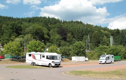 Här bor vi på en liten trevlig ställplats 400 meter från centrum