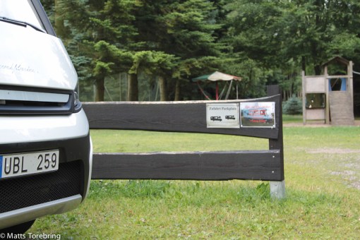 På höger sida av vägen, 20 meter från vägen fanns denna skylten.