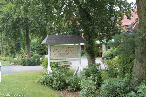 Ensamt mitt ute på landsbygden ligger detta flotta hotel