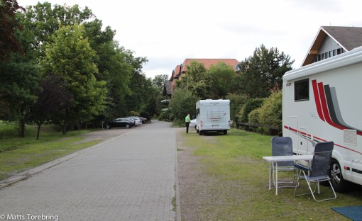 När jag betalt kommer en bobil till och stannar