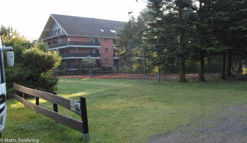 Vi vaknar femtom meter från tennisplan utanför hotellet