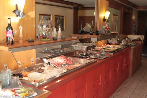 Halva uppdukningen av frukostbuffen