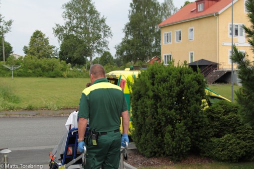 De vänliga ambulans männen rullar ut med Birgitta