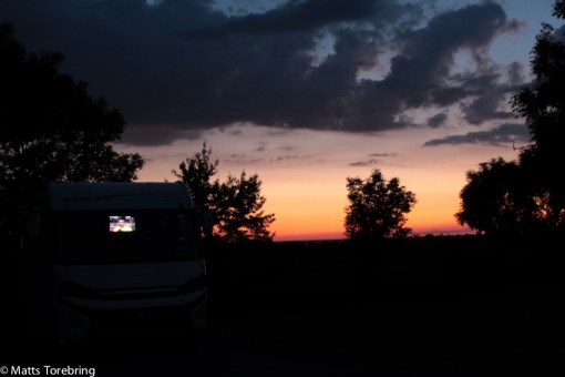 Kolocka är nästan 23, snart dax att stänga av tv och sova.