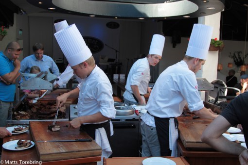 Fyra kockar har ett jättejobb att hinna med att skära upp kött till alla.