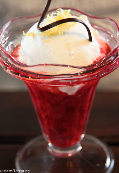 Det blir alltid samma dessert, marinerade jordgubbar och glass