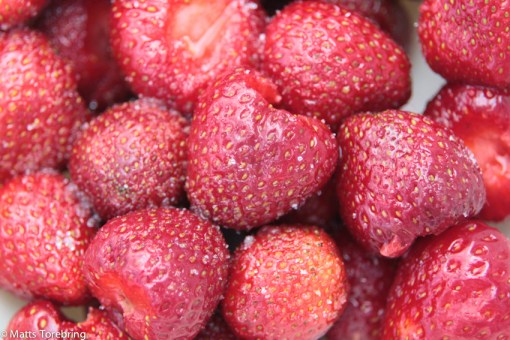 En skål härliga jordgubbar inköpta i Löttorp.