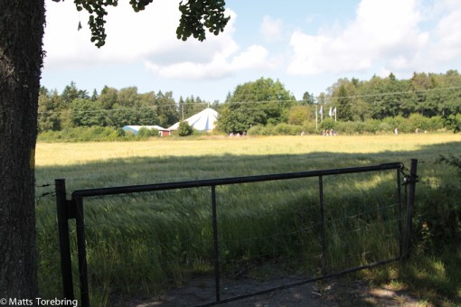 Här cirklade vi fram till tältet bland alla husvagnar.