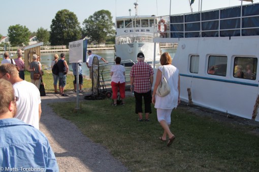Redan halv tio är kön 50 meter lång till vår båt