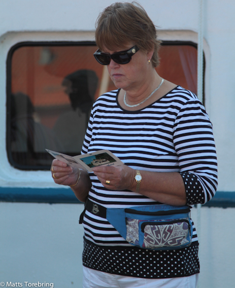 Birgitta har klätt sig i marinblått