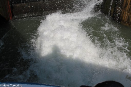 Bottenluckorna öppnas och lyfter upp båten