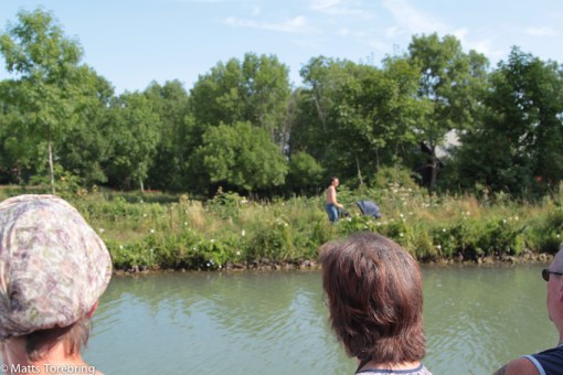 Facinerande att åka fram så nära naturen och människorna på stranden
