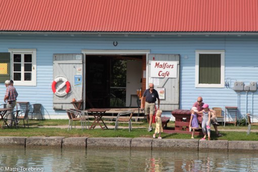 Vi passerar ett café som inte ser så inbjudande ut kanske