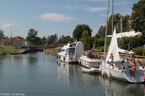 Flera båtar ligger still och solar sig