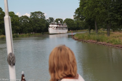 Varför ligger den stora båten still där ?
