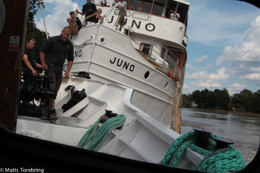 Vår båt ska försöka dra loss den.