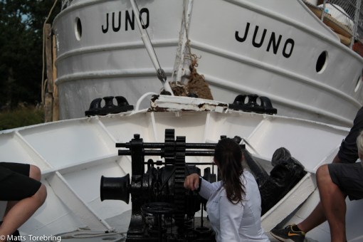 Vår båt försöker skjuta loss den