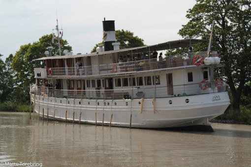 Efter flera fruktlösa försök ger vår båt upp