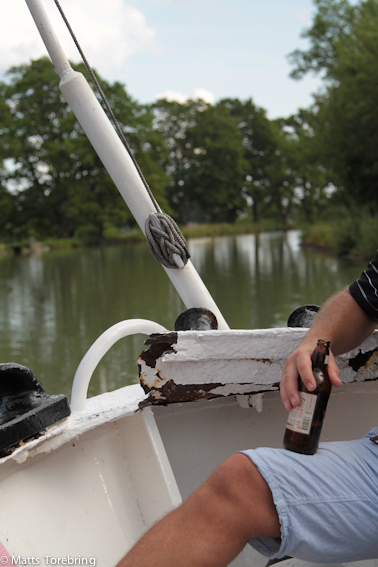 Vår båt slets sönder i fören vid försöket att dra loss den stora båten.