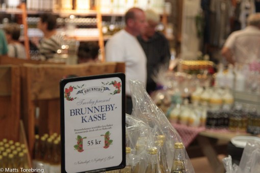 Oj vilken stor gårdsbutik och massor av kunder.