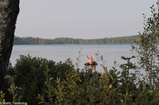 Jag simmar ut i sjön och sätter mig på en sten