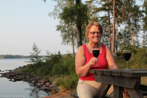 Vi sitter och njuter en stund av sommarkvällen