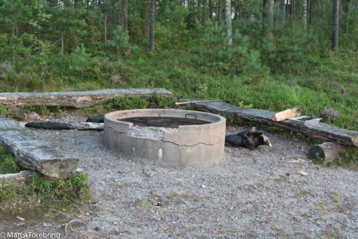 Det finns en grillplats och en stor vedlåda fylld med ved