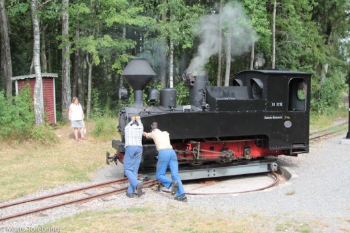 Nu måste loket vändas och kopplas på bakre vagnen