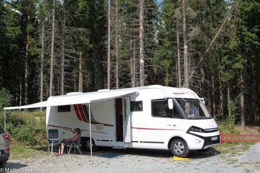 Nu har vi parketrat på ställplatsen vid Café & Restaurang Timjan