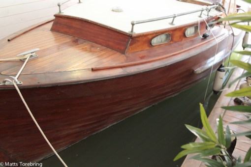 En båt ligger startklar i restaurangen, kanske till Rusken runt.