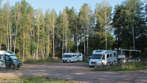 Det går inte att köra Sommen runt utan att stanna på Torpön