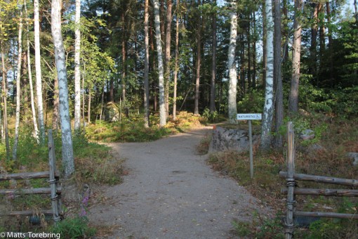 Fem meter från vår plats startar en naturstig