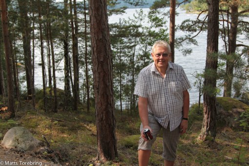 Ska du städa nu igen, säger Birgitta, när jag plockar upp en Cola burk i skogen