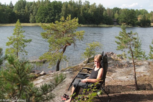 När träden gav skugga till  eftermiddags solen flyttade vi solstolarna till strandlinjen