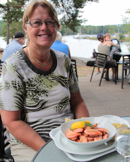 En skål färska räkor med vitlöksbröd smakade gott